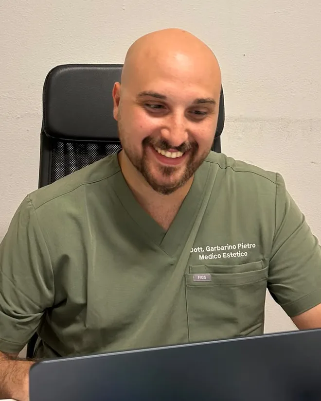 Pietro Garbarino am Schreibtisch, vor dem Computer